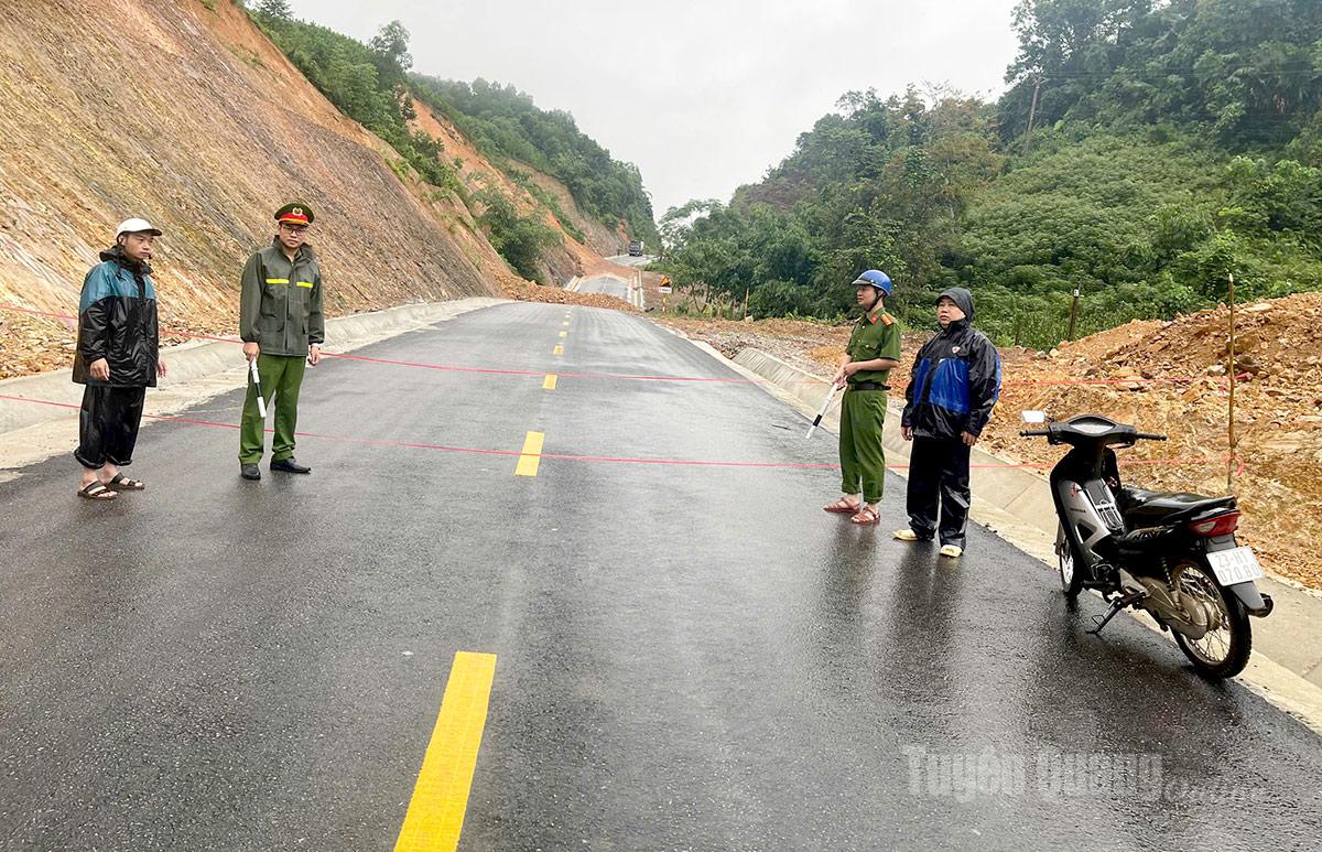 Xã Bằng Lang bố trí cán bộ theo dõi, hướng dẫn người dân không đi vào khu vực sạt lở để đảm bảo an toàn tính mạng và tài sản.