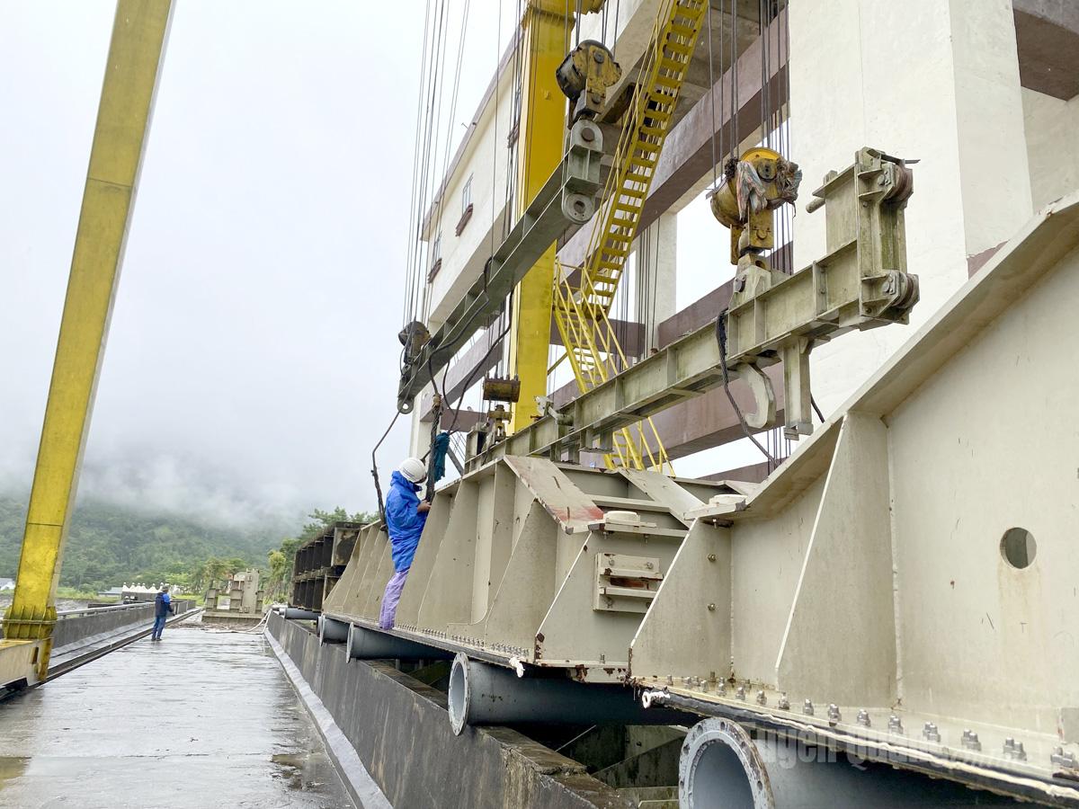 Công nhân Thuỷ điện Sông Lô 2 nâng cửa van điều tiết lượng nước xả lũ.