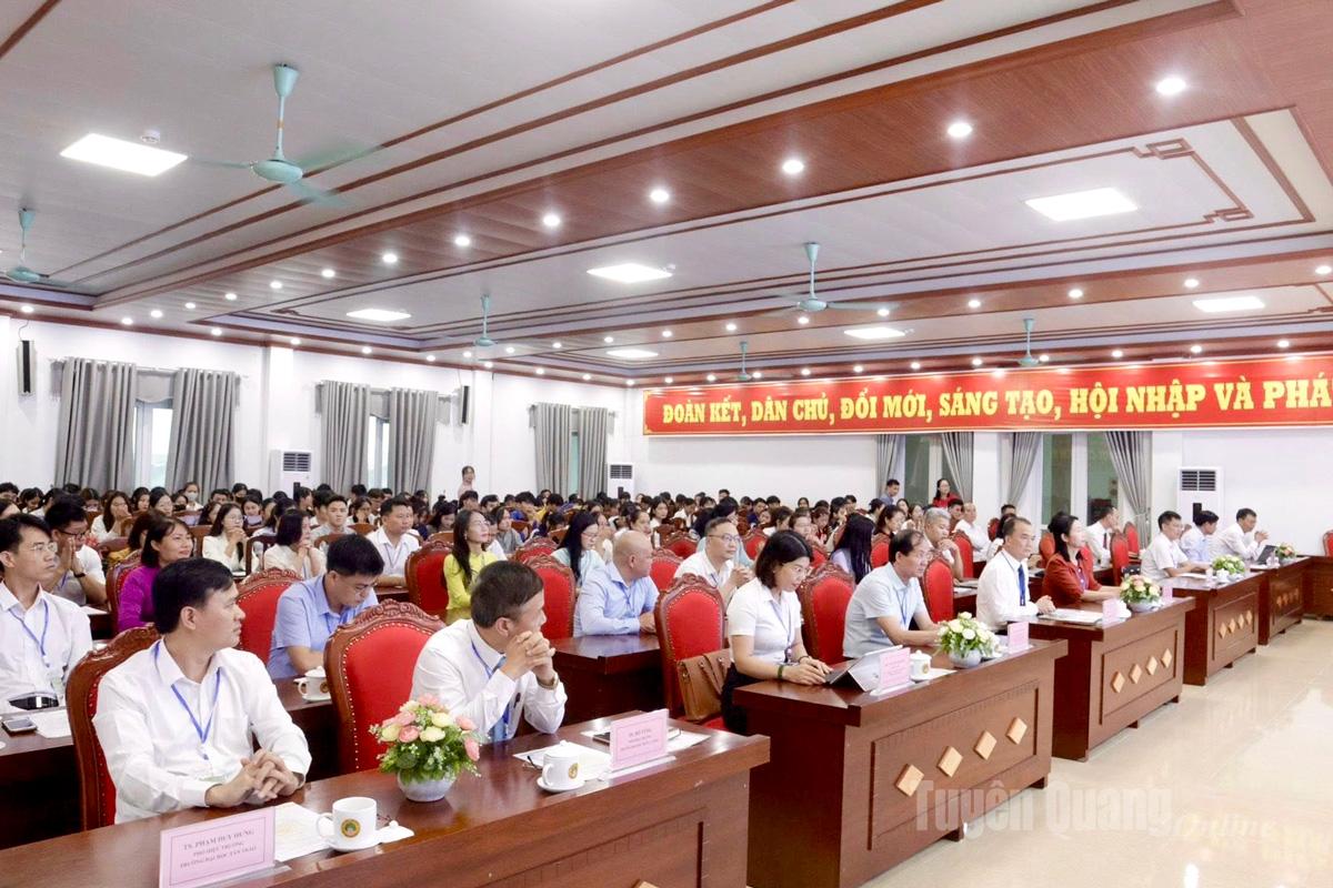 Các đại biểu dự hội thảo.