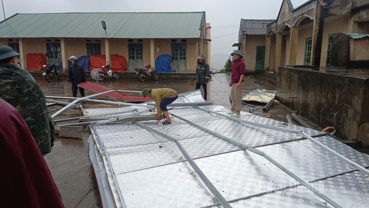 Điểm trường thôn Hậu Cấu, xã Xín Mần bị tốc mái do ảnh hưởng của mưa bão.