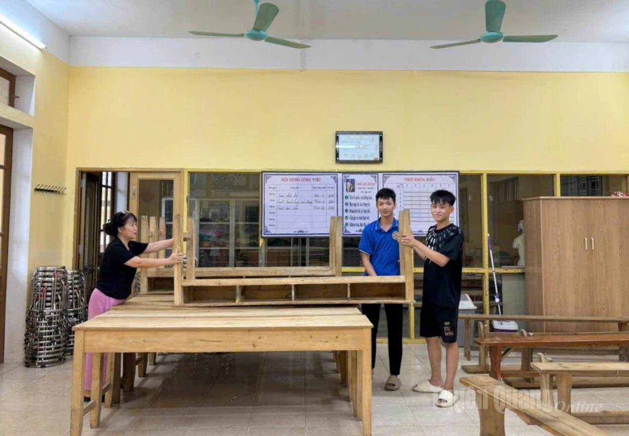Giáo viên trường THCS Phan Thiết, phường Minh Xuân chủ động kê bàn ghế lên cao để phòng chống ngập lụt.