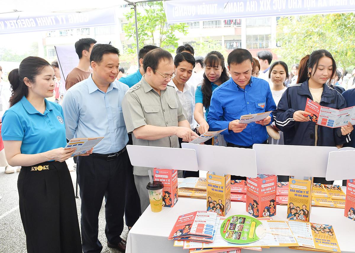Lãnh đạo Sở Nội vụ và các đơn vị cùng người lao động, sinh viên tại Ngày hội việc làm năm 2025.