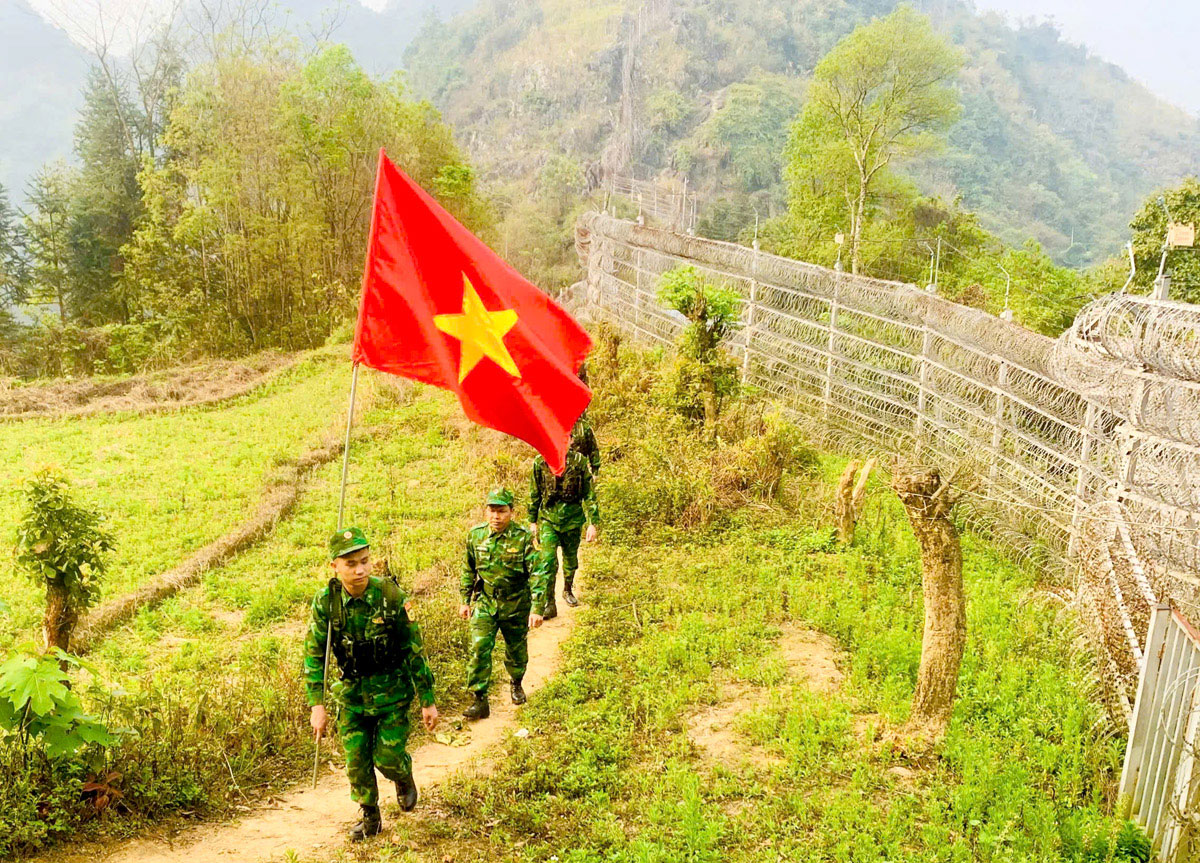 Cờ Tổ quốc đồng hành trong những chuyến tuần tra trên biên giới.

