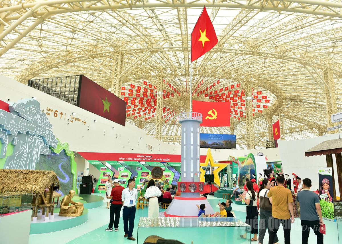Tuyen Quang’s exhibition space stood out at the national achievements exhibition “80 Years of Independence – Freedom – Happiness.”