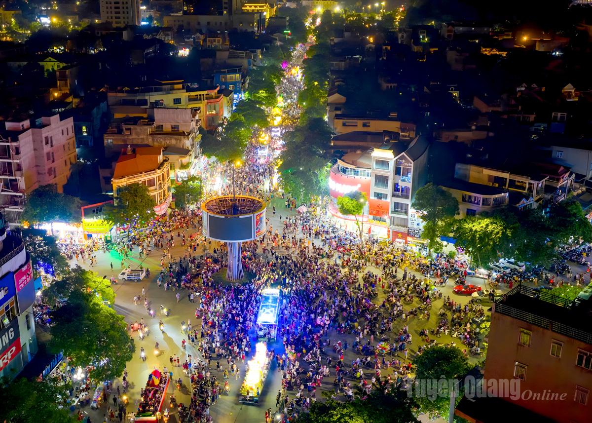 These days, in the evenings, the streets of Tuyen Quang are packed with visitors coming to watch the parade of Mid-Autumn festival lantern models.