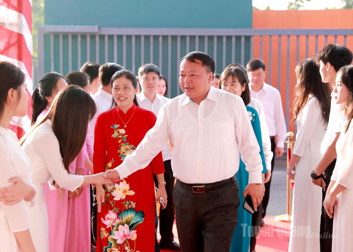 Chủ tịch UBND tỉnh Phan Huy Ngọc tới dự Lễ khai giảng tại Trường THPT Chuyên Tuyên Quang.