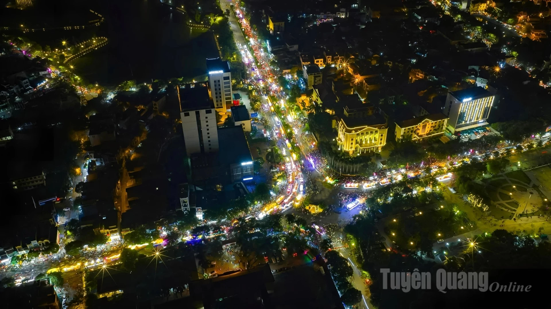 In the evenings, Mid-Autumn lantern models lit up the streets, making the roads shimmer with lights.
