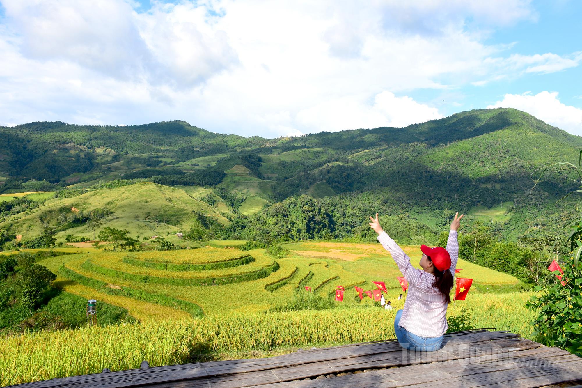 <em>Tourists check in during the golden season in Khuoi Trang hamlet, Lam Binh commune.</em>