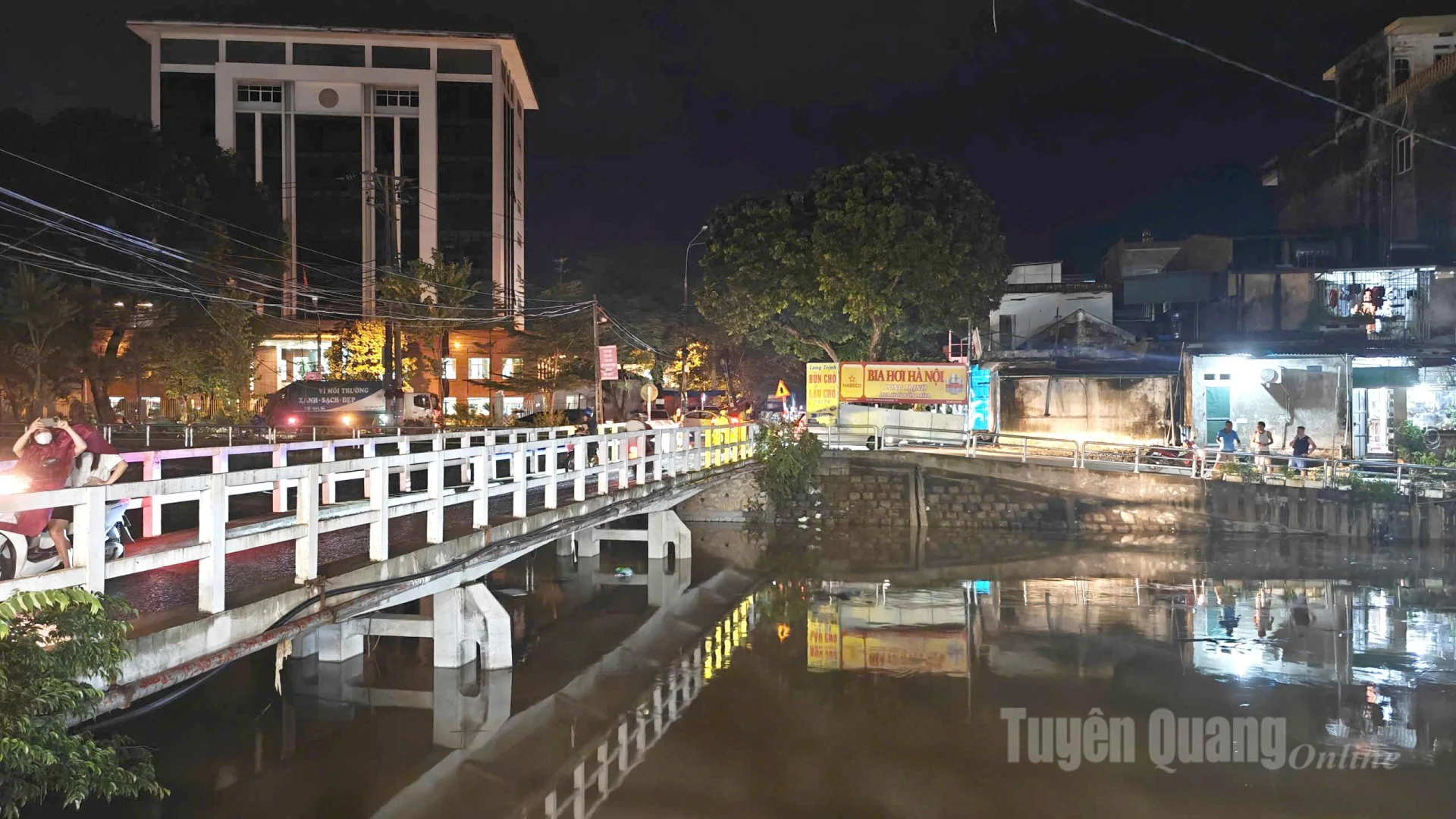 Nước lũ dâng sát mặt Cầu Chả, phường An Tường. Ảnh: Hoàng Minh