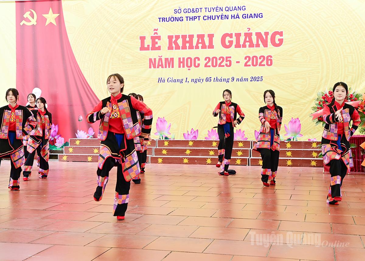 Một tiết mục văn nghệ tại Kễ khai giảng của học sinh Trường THPT Chuyên Hà Giang.