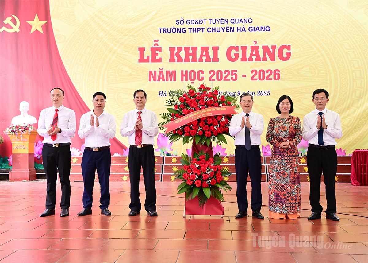 Đồng chí Chủ tịch HĐND tỉnh Nguyễn Văn Sơn tặng hoa chúc mừng thầy và trò Trường THPT Chuyên Hà Giang nhân Lễ khai giảng năm học mới.