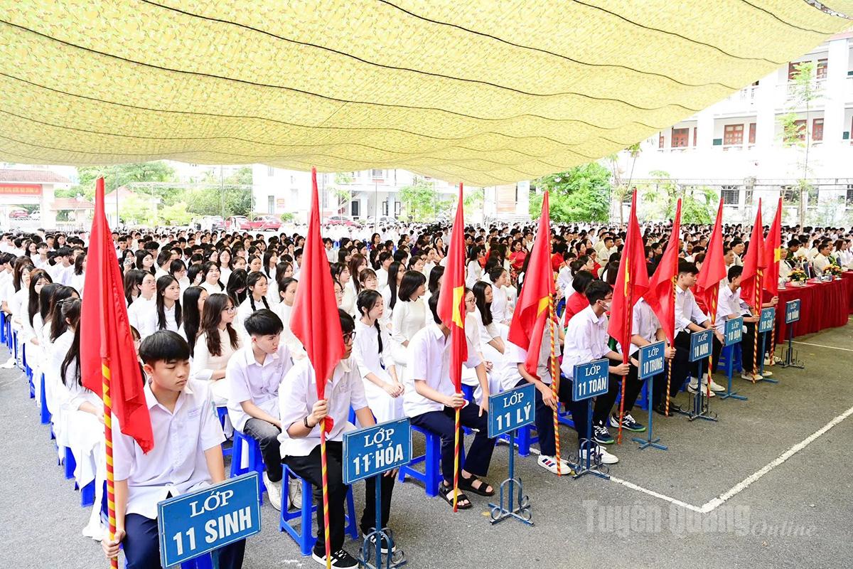 Học sinh Trường THPT Chuyên Hà Giang dự khai giảng năm học mới.
