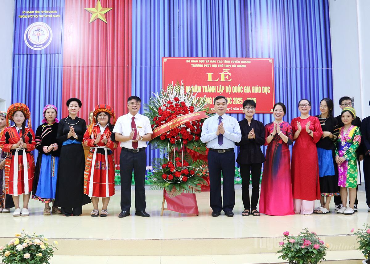 Đồng chí Phó Bí thư Tỉnh ủy, Chủ tịch Ủy ban MTTQ Việt Nam tỉnh Tuyên Quang Ma Thế Hồng tặng lãng hoa chúc mừng thầy và trò Trường PTDT Nội trú THPT Hà Giang.