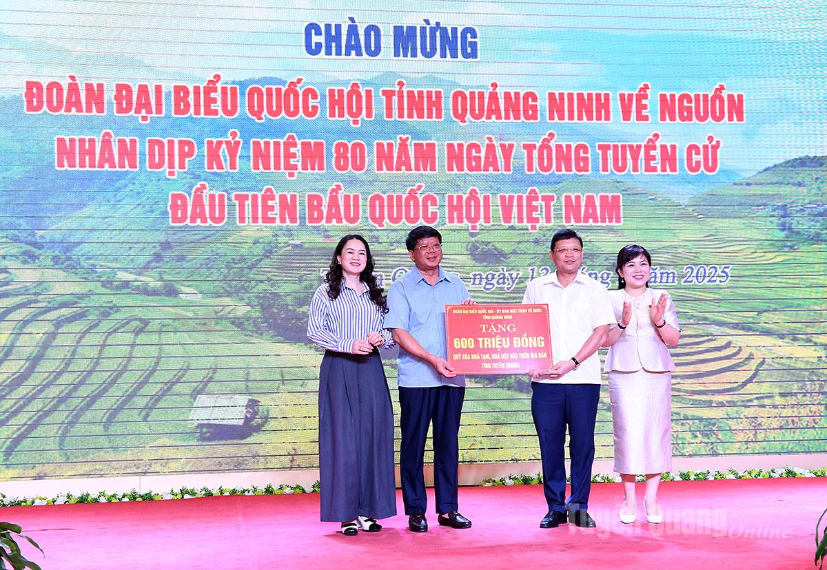 Đoàn đại biểu Quốc hội - Ủy ban MTTQ Việt Nam tỉnh Quảng Ninh hỗ trợ 600 triệu đồng vào quỹ xóa nhà tạm, nhà dột nát trên địa bàn tỉnh Tuyên Quang.