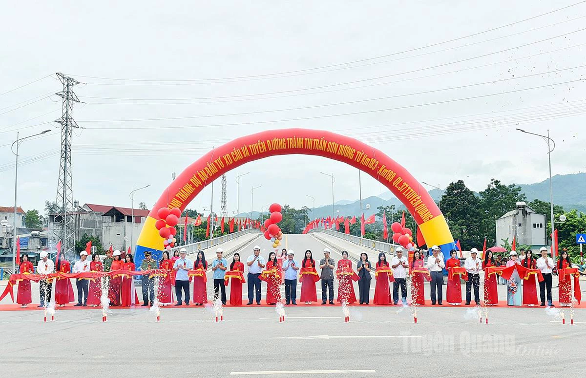 Các đại biểu cắt băng 
khánh thành dự án đầu tư xây dựng cầu và tuyến đường tránh trung tâm xã Sơn Dương.