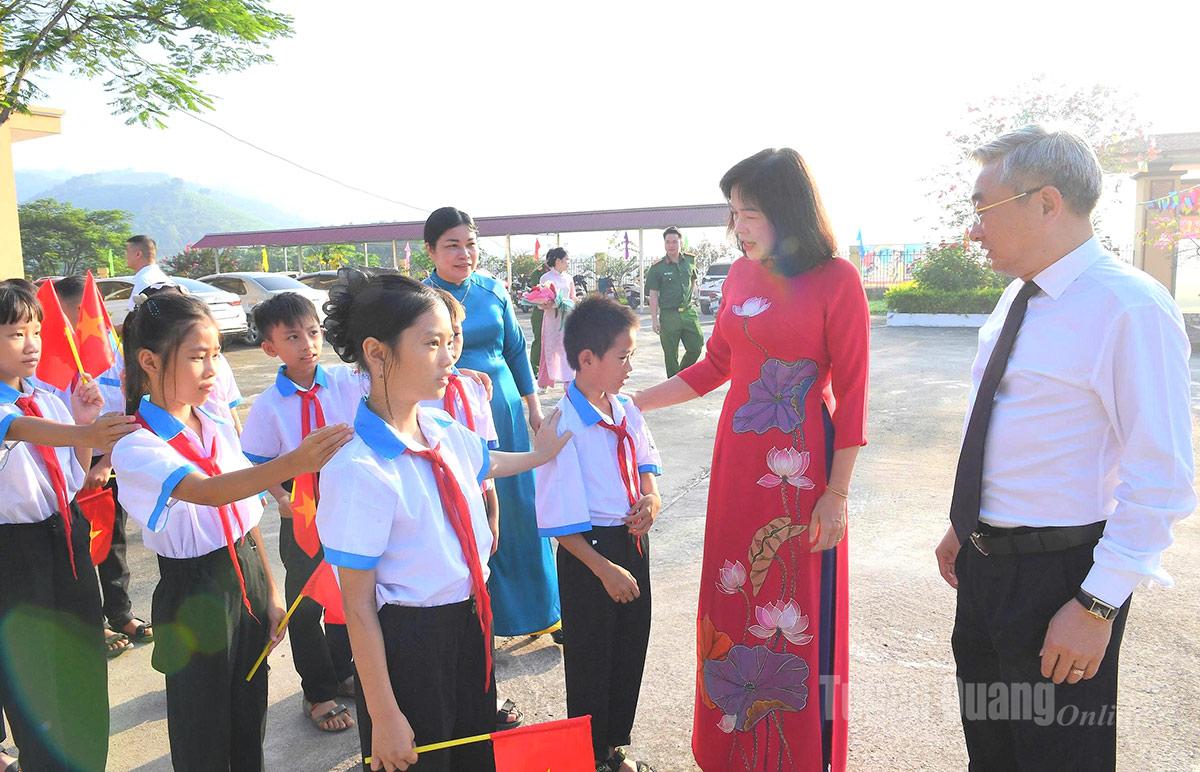 Đồng chí Phạm Thị Minh Xuân, Ủy viên Ban Thường vụ Tỉnh ủy, Phó Chủ tịch HĐND tỉnh động viên học sinh trường Tiểu học và THCS Phú Thịnh, xã Thái Bình trong ngày khai giảng năm học mới. Ảnh: Huy Hoàng