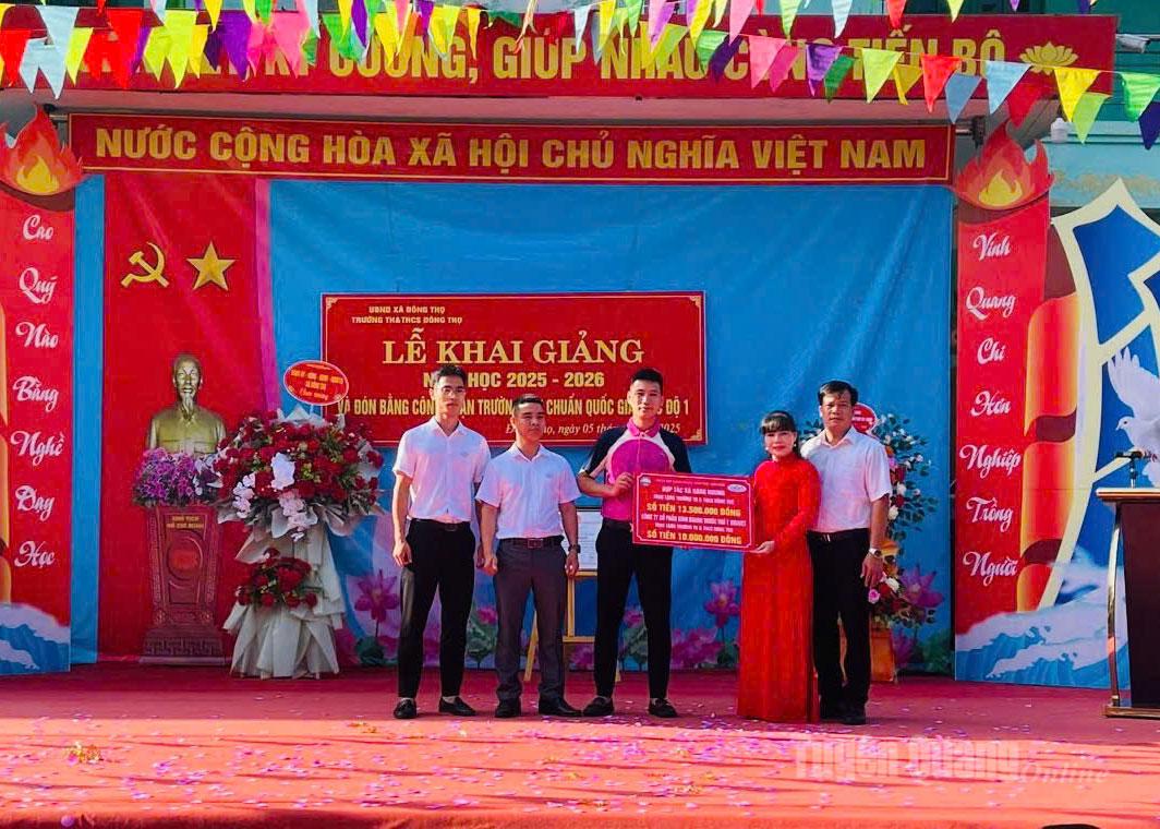 Đại diện HTX Sáng Nhung trao hỗ trợ cho trường Tiểu học và THCS Đông Thọ.