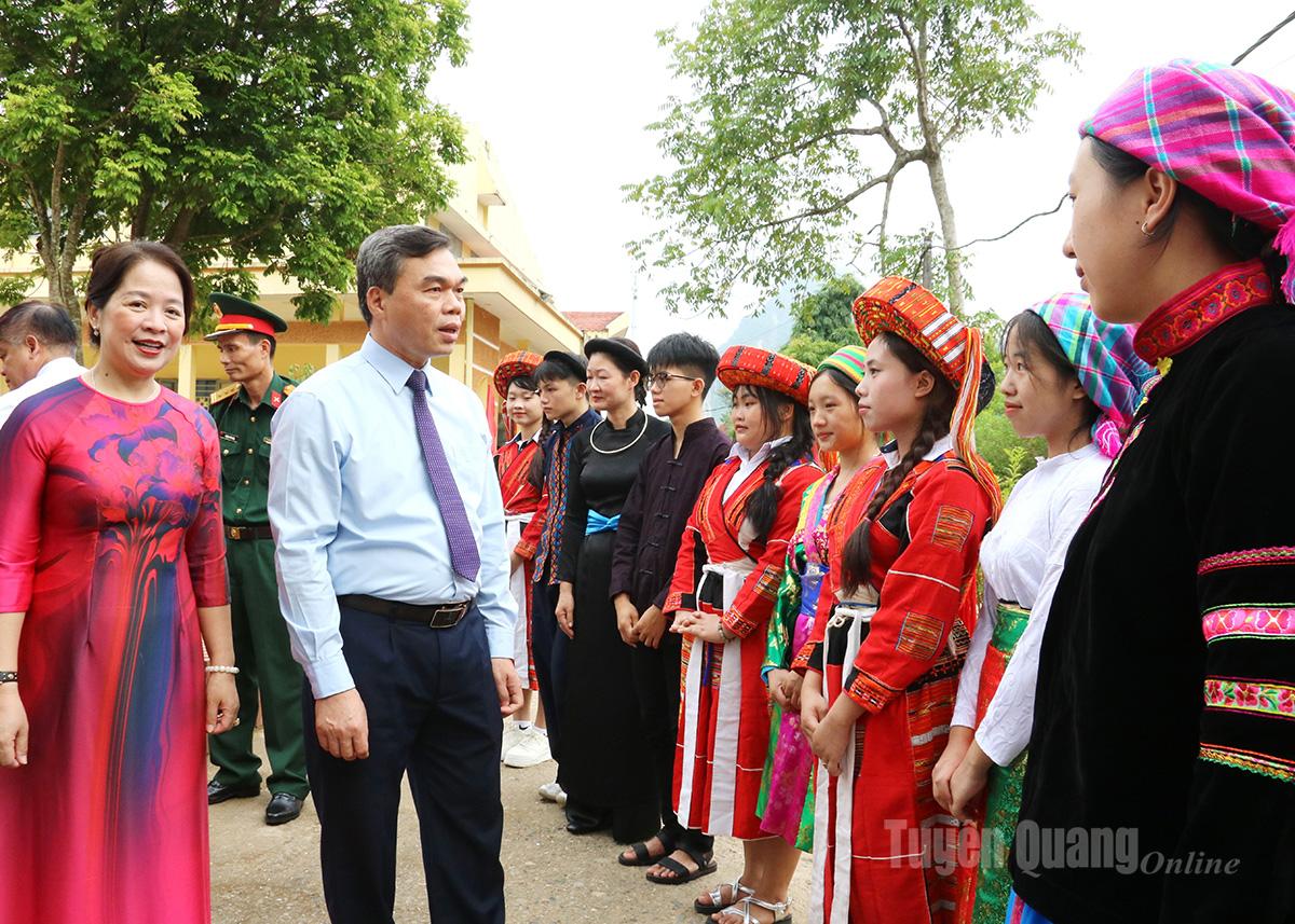 Đồng chí Phó Bí thư Tỉnh ủy, Chủ tịch Ủy ban MTTQ Việt Nam tỉnh Tuyên Quang Ma Thế Hồng nói chuyện với học sinh Trường PTDT Nội trú THPT Hà Giang.