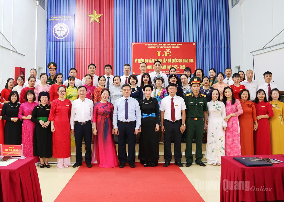 
4. Đồng chí Phó Bí thư Tỉnh ủy, Chủ tịch Ủy ban MTTQ Việt Nam tỉnh Tuyên Quang Ma Thế Hồng chụp ảnh lưu niệm cùng tập thể nhà trường.
