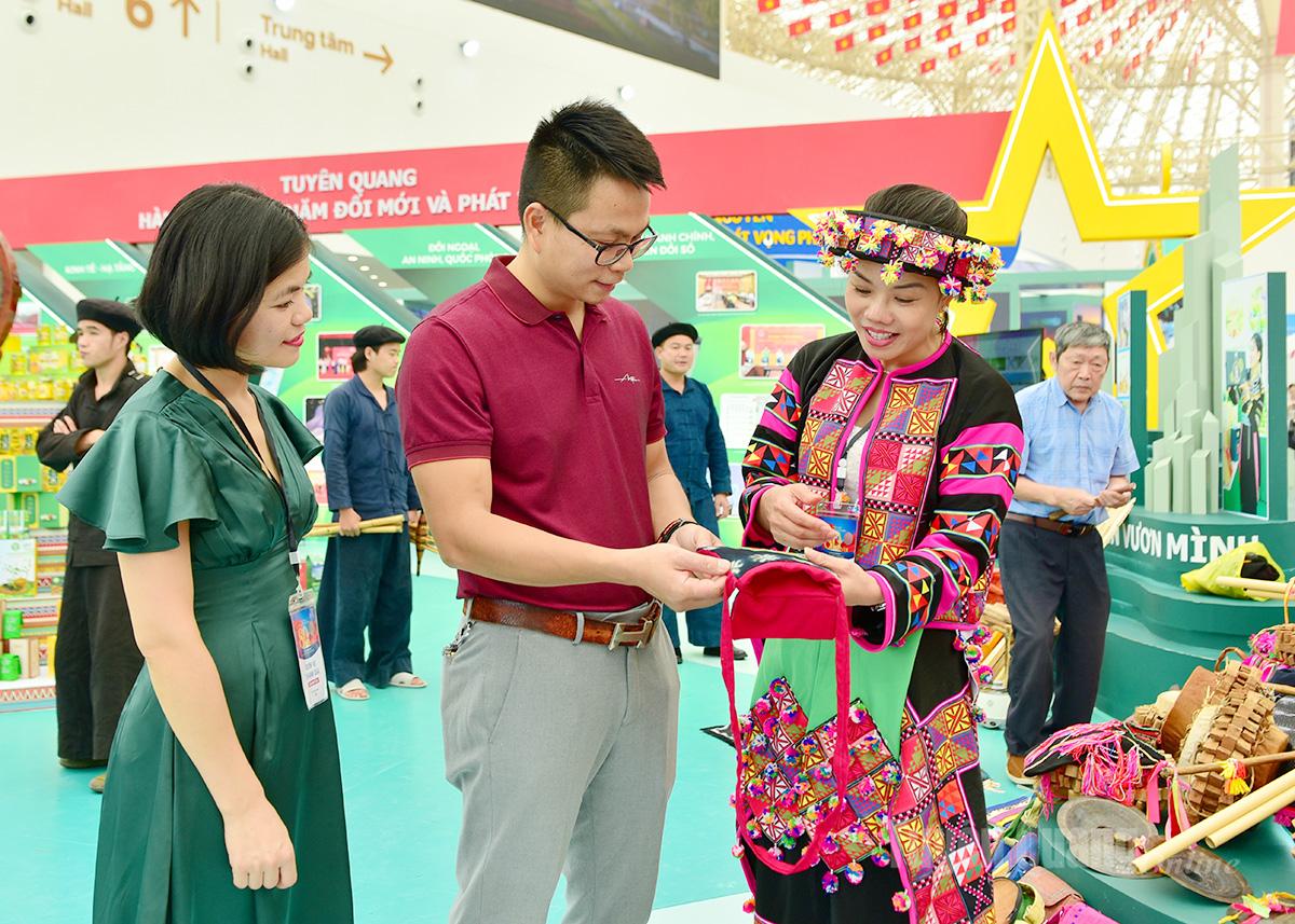 Lãnh đạo Sở Văn hóa, Thể thao và Du lịch giới thiệu với các công ty lữ hành về những sản phẩm thổ cẩm, đồ thủ công mỹ nghệ độc đáo; tiềm năng, định hướng phát triển du lịch của Tuyên Quang.