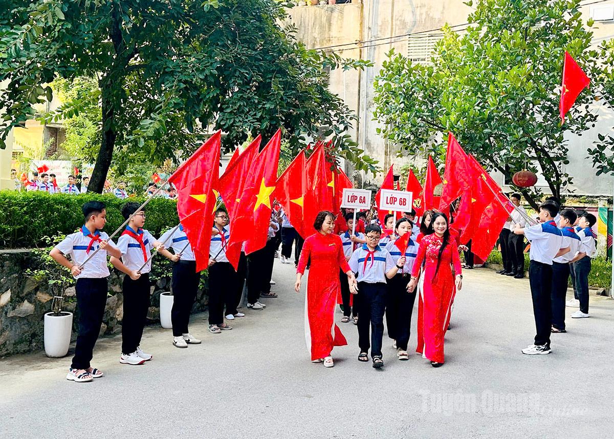 Trường THCS Lê Quý Đôn đón 270 em học sinh lớp 6 năm học 2025-2026. Ảnh: Hải Hương.