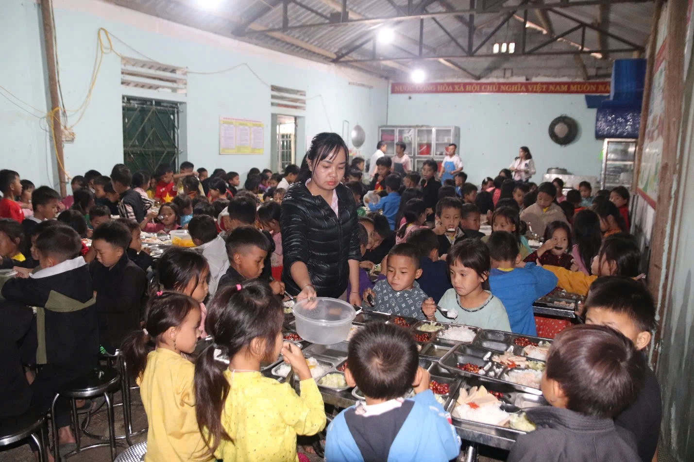 Do chưa có bếp ăn, các em học sinh trường Ma Lé được bố trí ăn tại nhà văn hóa thôn.

