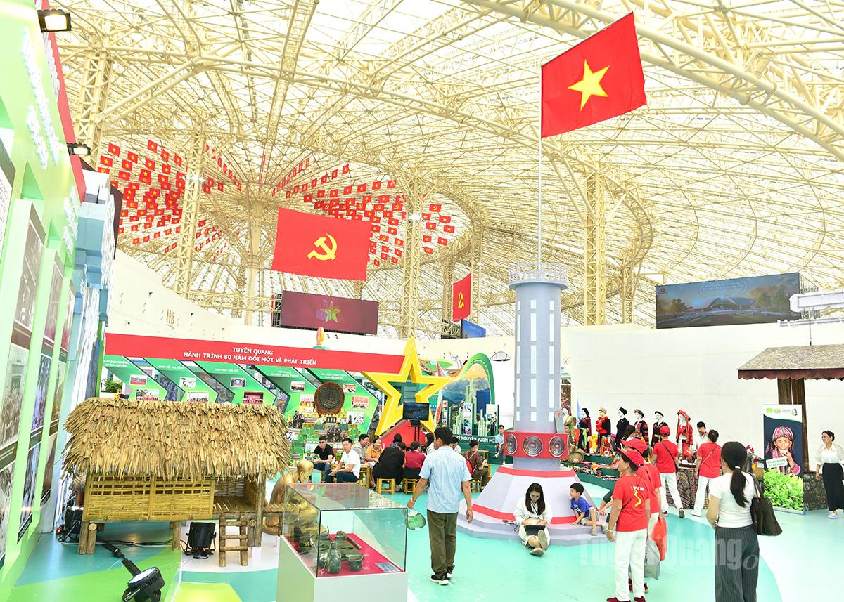 Không gian trưng bày của tỉnh Tuyên Quang
nổi bật tại Triển lãm thành tựu đất nước “80 năm hành trình Độc lập - Tự do - Hạnh phúc”.