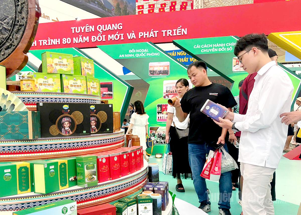 Du khách tham quan gian hàng trưng bày, giới thiệu các
sản phẩm OCOP của tỉnh Tuyên Quang.