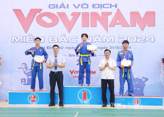 Võ sư Đặng Xuân Duyệt (ngoài cùng bên trái) đại diện tổ trọng tài trao giải cho các vận động viên đoạt giải tại Giải Vô địch Vovinam miền Bắc năm 2024.