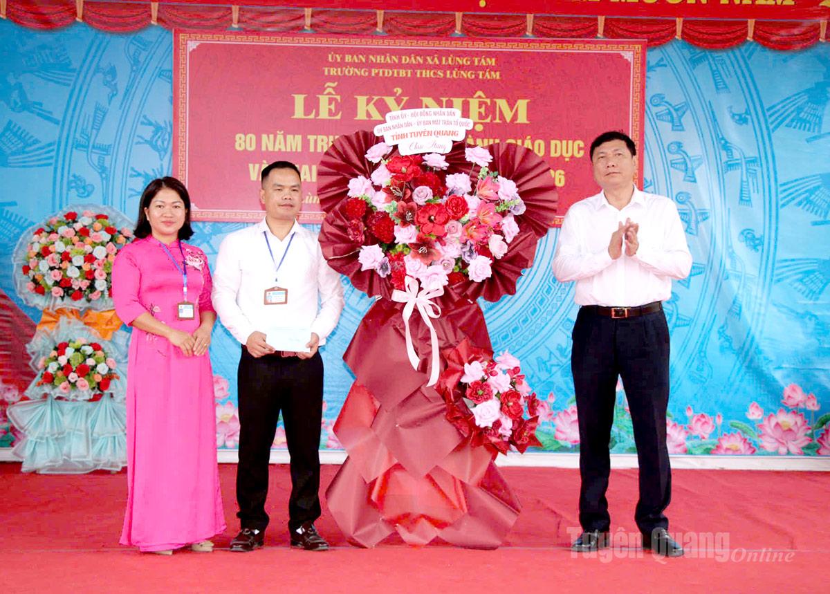 Đồng chí Phùng Tiến Quân, Ủy viên Ban Thường vụ Tỉnh ủy, Trưởng ban Nội chính Tỉnh ủy tặng quà, chúc mừng thầy và trò trường PTDTNT THCS Lùng Tám trong ngày khai giảng năm học mới. Ảnh: Nguyễn Dịu