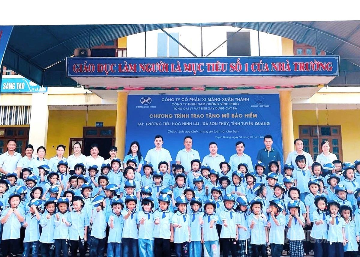 Trên 200 học sinh trường Tiểu học Ninh Lai được trao tặng mũ bảo hiểm.