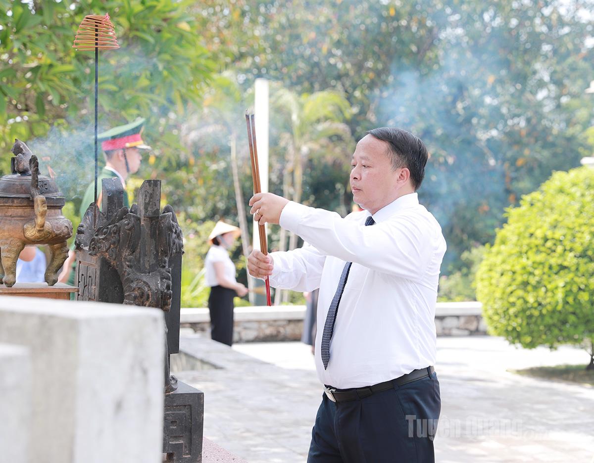 Chủ tịch UBND tỉnh Phan Huy Ngọc dâng hương tại Đài tưởng niệm các Anh hùng liệt sĩ.