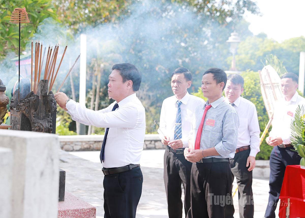 Các đại biểu dâng hương tưởng nhớ Chủ tịch Hồ Chí Minh và các Anh hùng liệt sĩ.