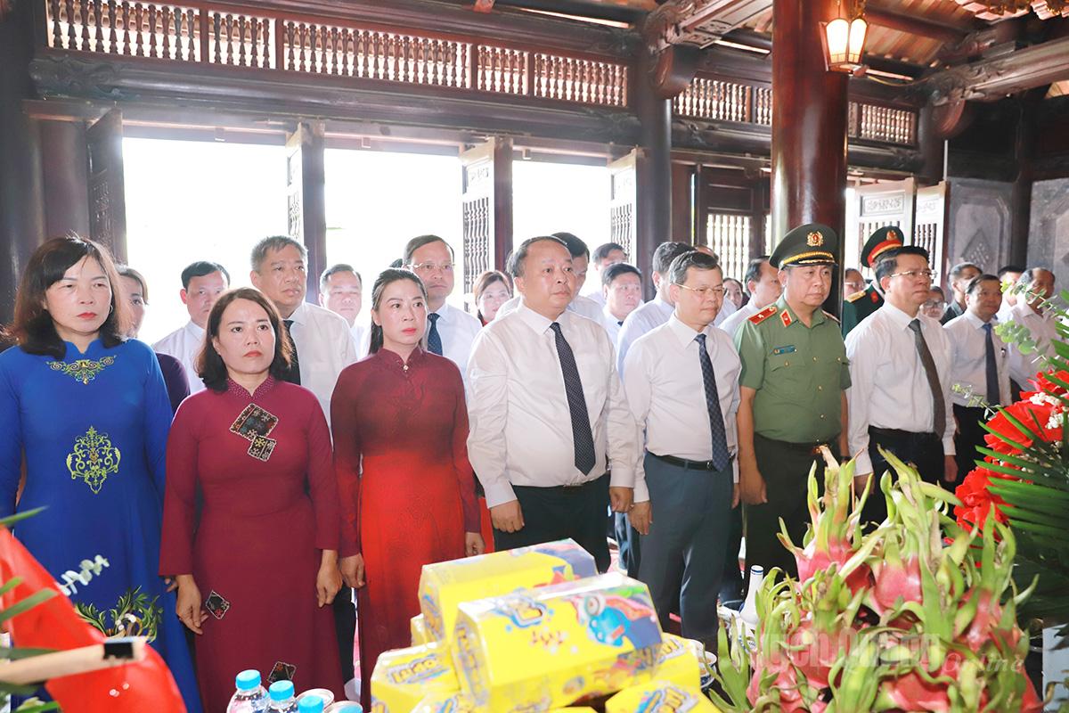 Đoàn đại biểu thực hiện nghi lễ dâng hương, dâng hoa tưởng nhớ Chủ tịch Hồ Chí Minh.
