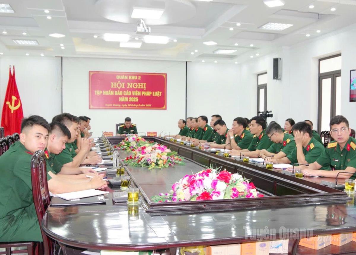 Các đại biểu dự hội nghị tại điểm cầu Bộ CHQS tỉnh.