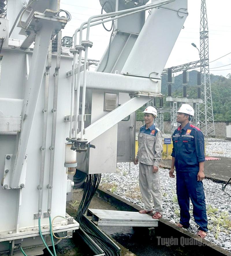 Đội ngũ kỹ sư Nhà máy thủy điện Sông Lô 2, luôn chủ động kiểm tra hệ thống thiết bị, trạm biến áp, đảm bảo phát điện ổn định, phục vụ phát triển kinh tế, xã hội của tỉnh. Ảnh: Tiến Chiến
