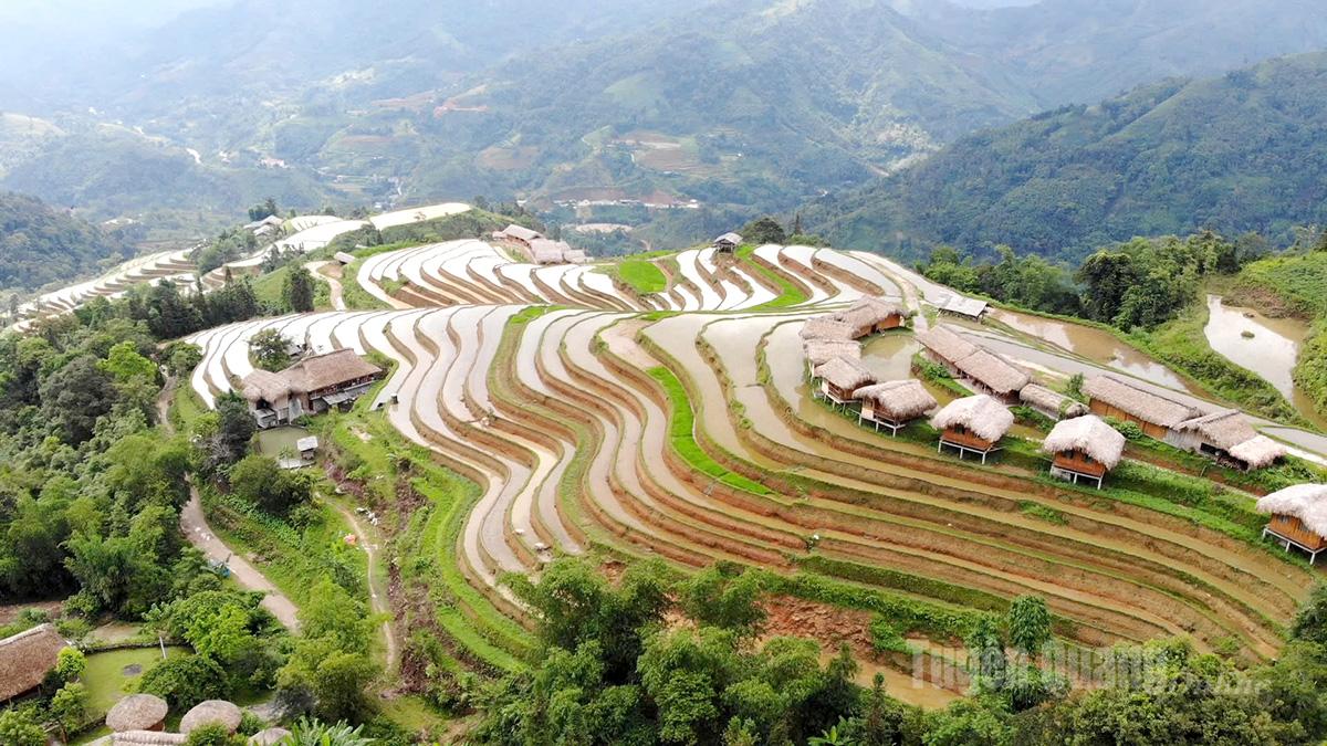 Ruộng bậc thang xã Thông Nguyên như chiếc gương khổng lồ in bóng mây trời vào mùa nước đổ.