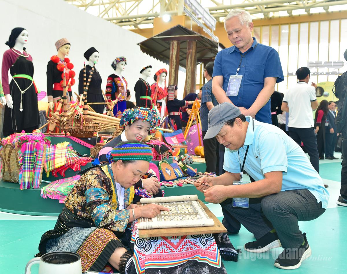 Visitors were excited to explore and learn about the beeswax painting technique used to create intricate patterns on the traditional costumes of the Mong people in Can Ty commune, Tuyen Quang province.