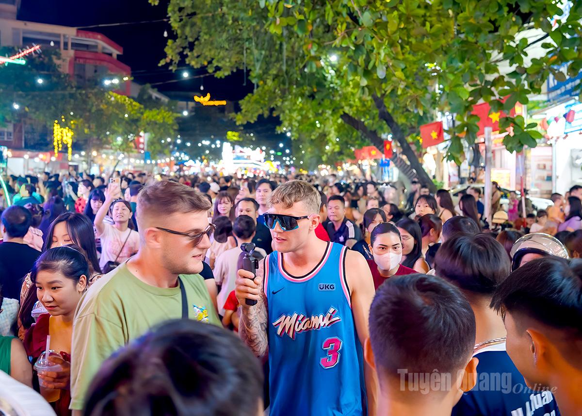 Many foreign tourists found excitement in immersing themselves in the vibrant atmosphere of the parades.