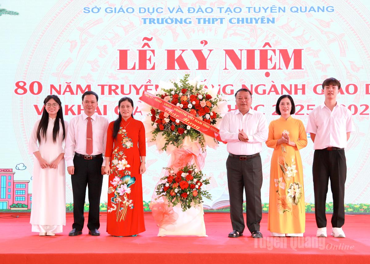 Chủ tịch UBND tỉnh Phan Huy Ngọc tặng lẵng hoa chúc mừng thầy và trò Trường THPT Chuyên Tuyên Quang.