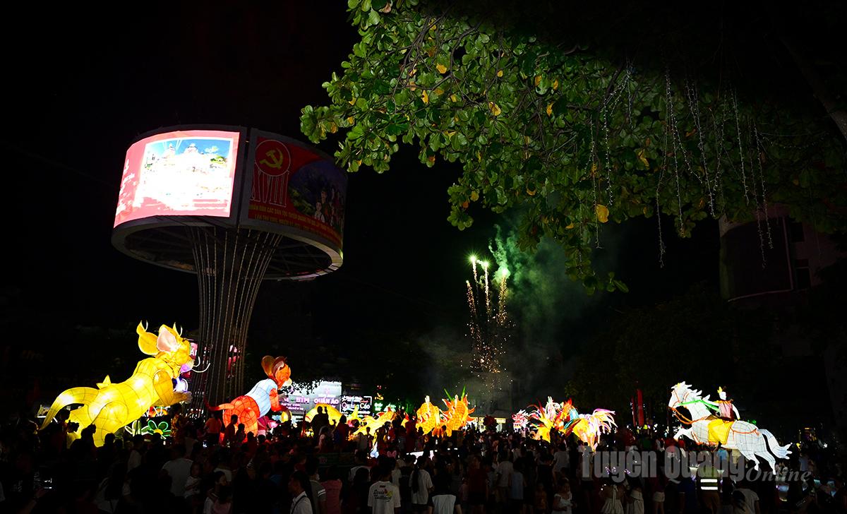 The intersection of Minh Xuan Ward was the focal point of the Mid-Autumn lantern parades.