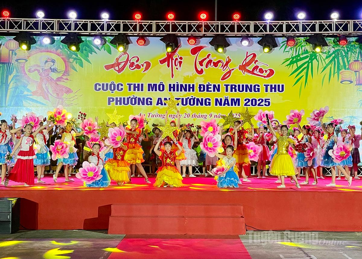 Các em nhỏ biểu diễn văn nghệ tại Đêm hội trăng rằm phường An Tường.