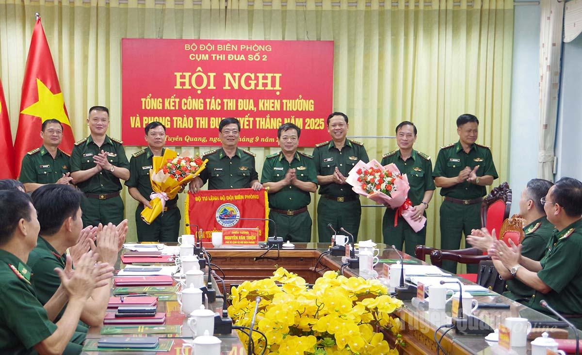 Lãnh đạo Bộ Tư lệnh BĐBP tặng hoa chúc mừng các đơn vị.