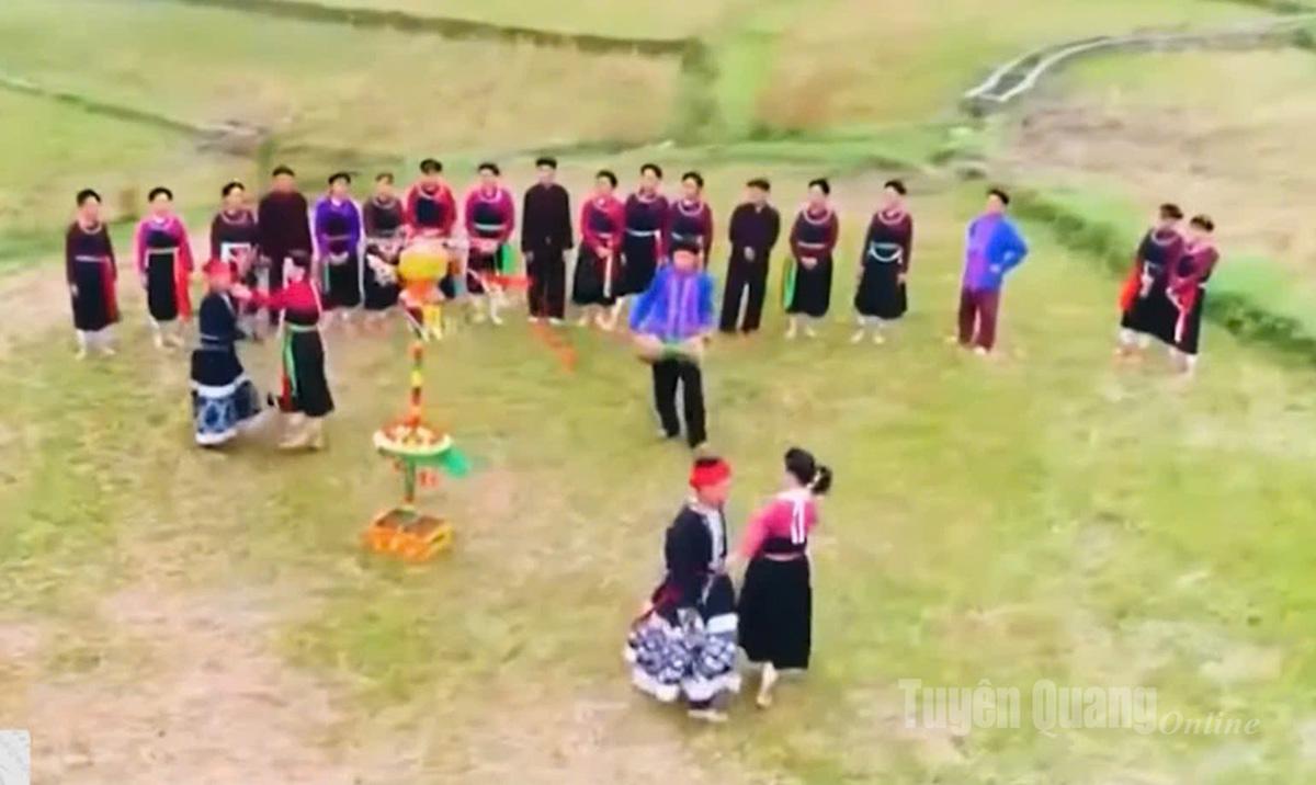 Trống Tang sành còn được người Cao Lan sử dụng để đệm cho các điệu múa trong các Lễ hội.