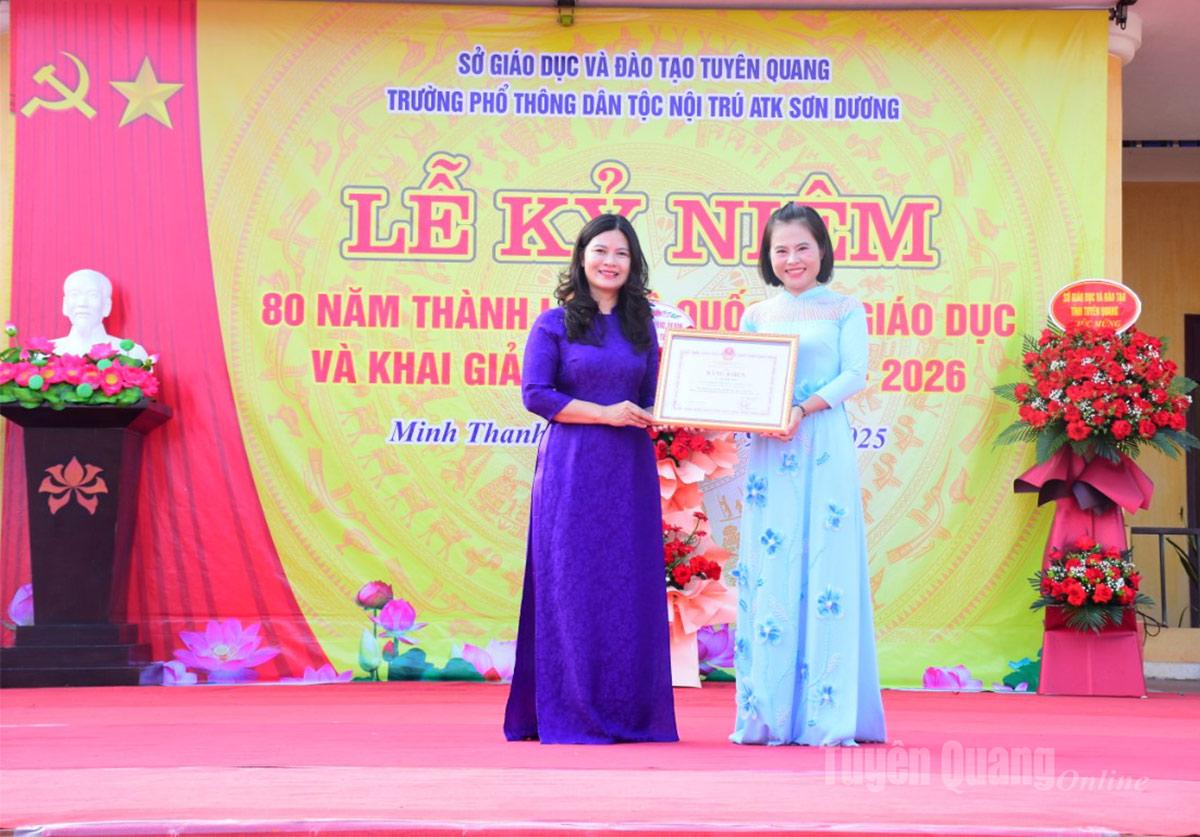 Đồng chí Vương Ngọc Hà, Uỷ viên Ban Thường vụ Tỉnh uỷ trao Bằng khen của Bộ trưởng Bộ Giáo dục và Đào tạo cho cô giáo Lý Thị Vân, trường Phổ thông Dân tộc nội trú ATK Sơn Dương đã có thành tích tiêu biểu, xuất sắc trong phong trào thi đua năm học 2024-2025. Ảnh: Tố Mai