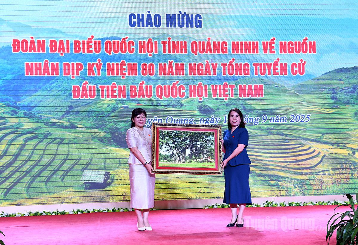 Đồng chí Lý Thị Lan, Ủy viên Ban Thường vụ Tỉnh ủy, Trưởng đoàn ĐBQH chuyên trách tỉnh tặng quà lưu niệm Đoàn đại biểu Quốc hội tỉnh Quảng Ninh.