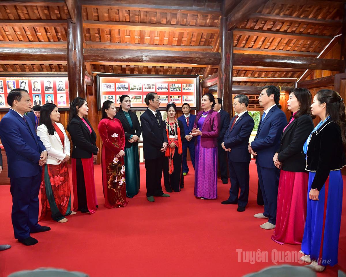 Các đồng chí lãnh đạo tỉnh thăm Di tích Chi bộ Mỏ Than nhân kỷ niệm 85 năm thành lập Chi bộ.