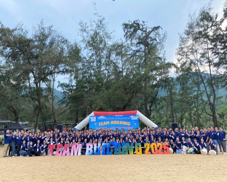 Team building sôi độngcủa đoàn Billion Max VN khám phá tour Huế. Ảnh: DANAGO