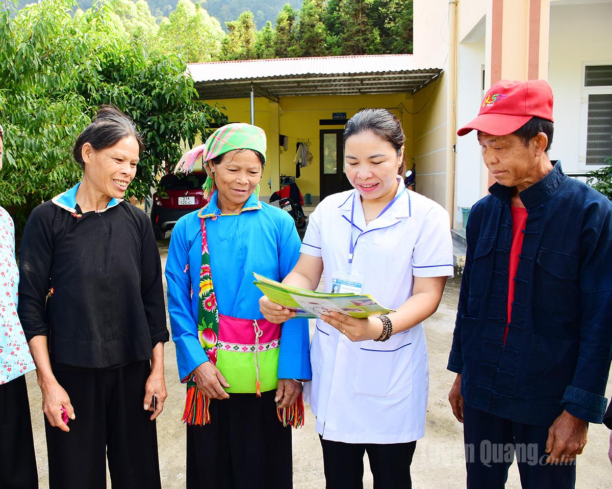 Cán bộ Trạm Y tế xã Sơn Vĩ tuyên truyền các chính sách người dân được hưởng về khám chữa bệnh trong thời gian tới.