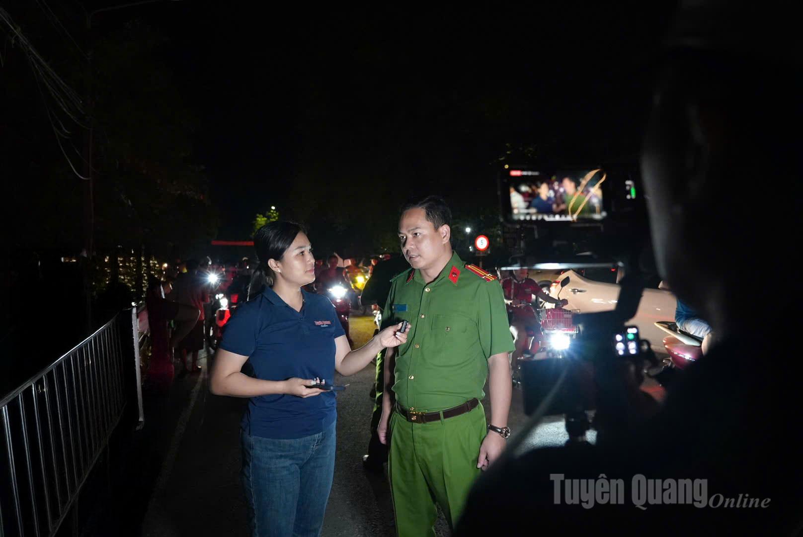 Phóng viên Báo Tuyên Quang phỏng vấn lực lượng Công an tham gia hỗ trợ phòng chống lũ lụt. Ảnh: Đức Thái